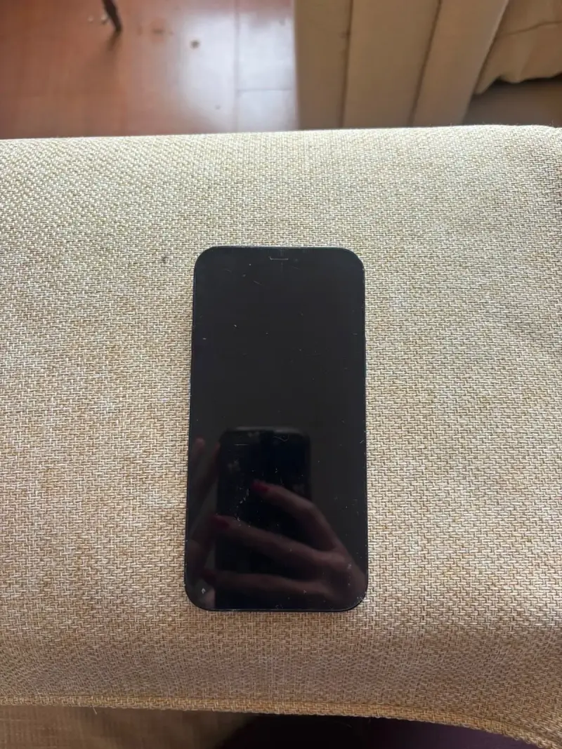 iPhone 12 negro en buen estado - 2