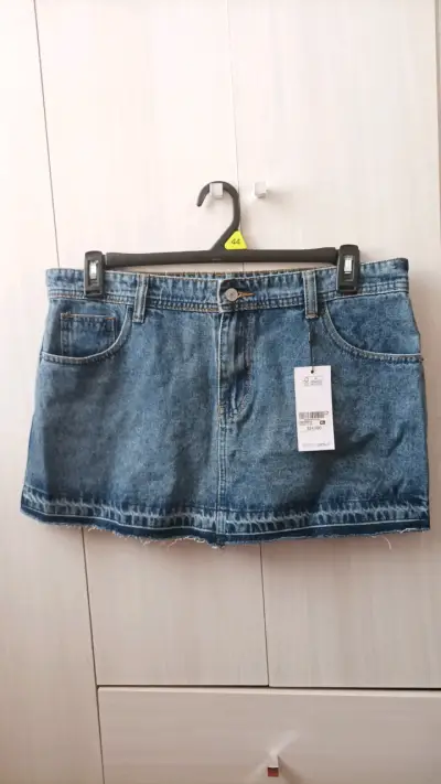 Falda de mezclilla azul con etiqueta - miniatura 1