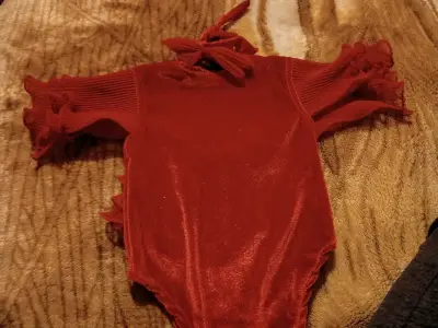 Body de bebé rojo con volantes - miniatura 2