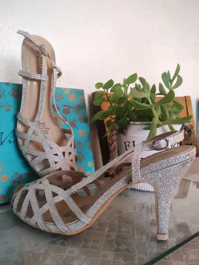 Tacones plateados brillantes para fiesta - miniatura 1