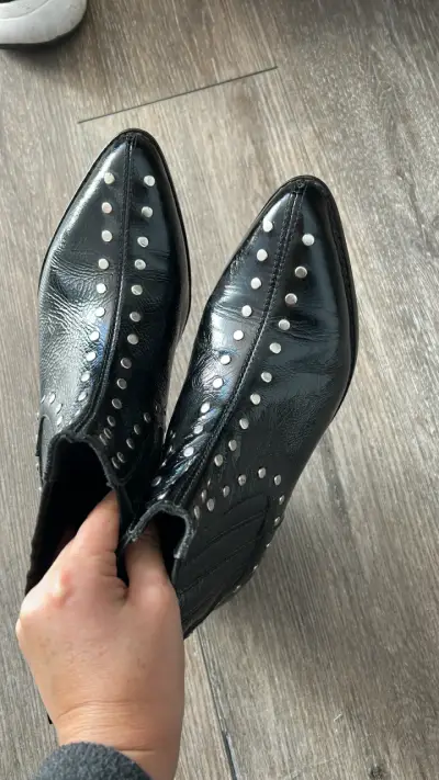 Botines negros de cuero con tachas - miniatura 1