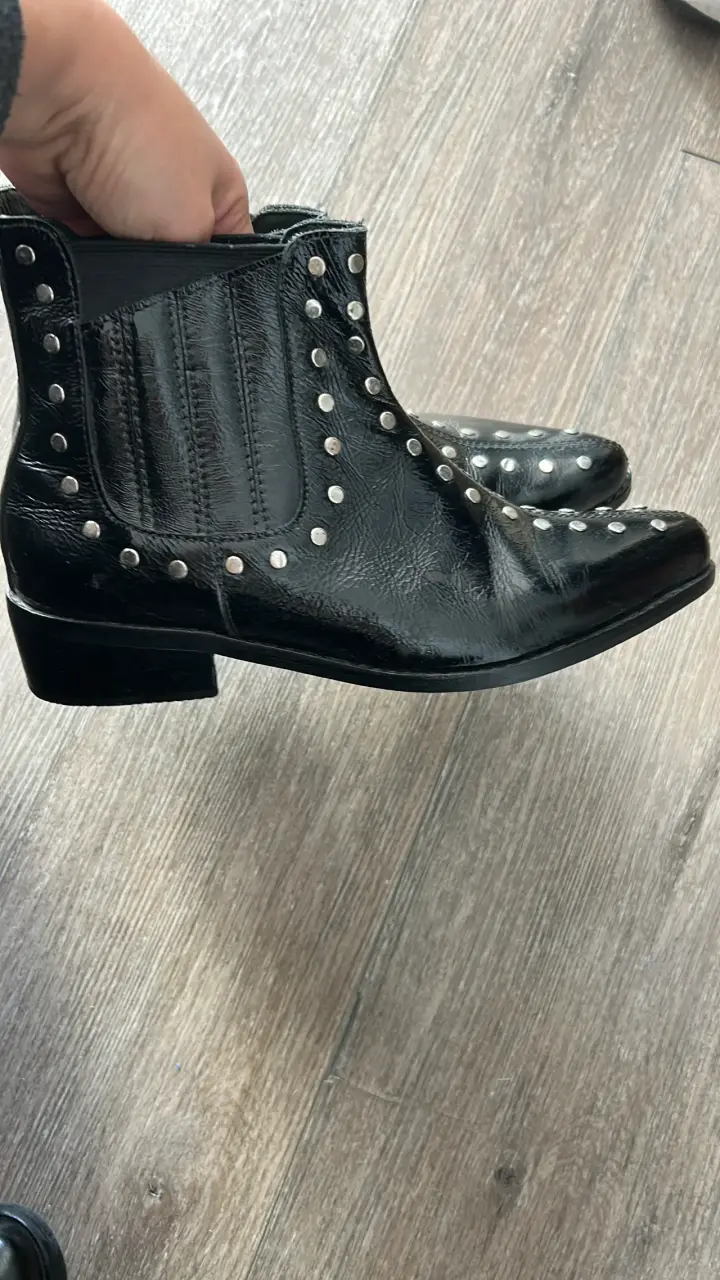 Botines negros de cuero con tachas - 2