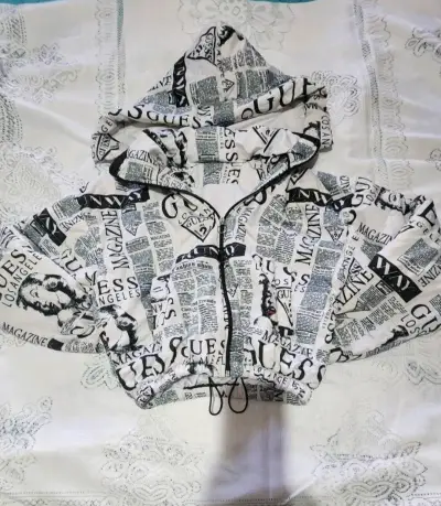 Parka crop Guess con capucha réplica - miniatura 1