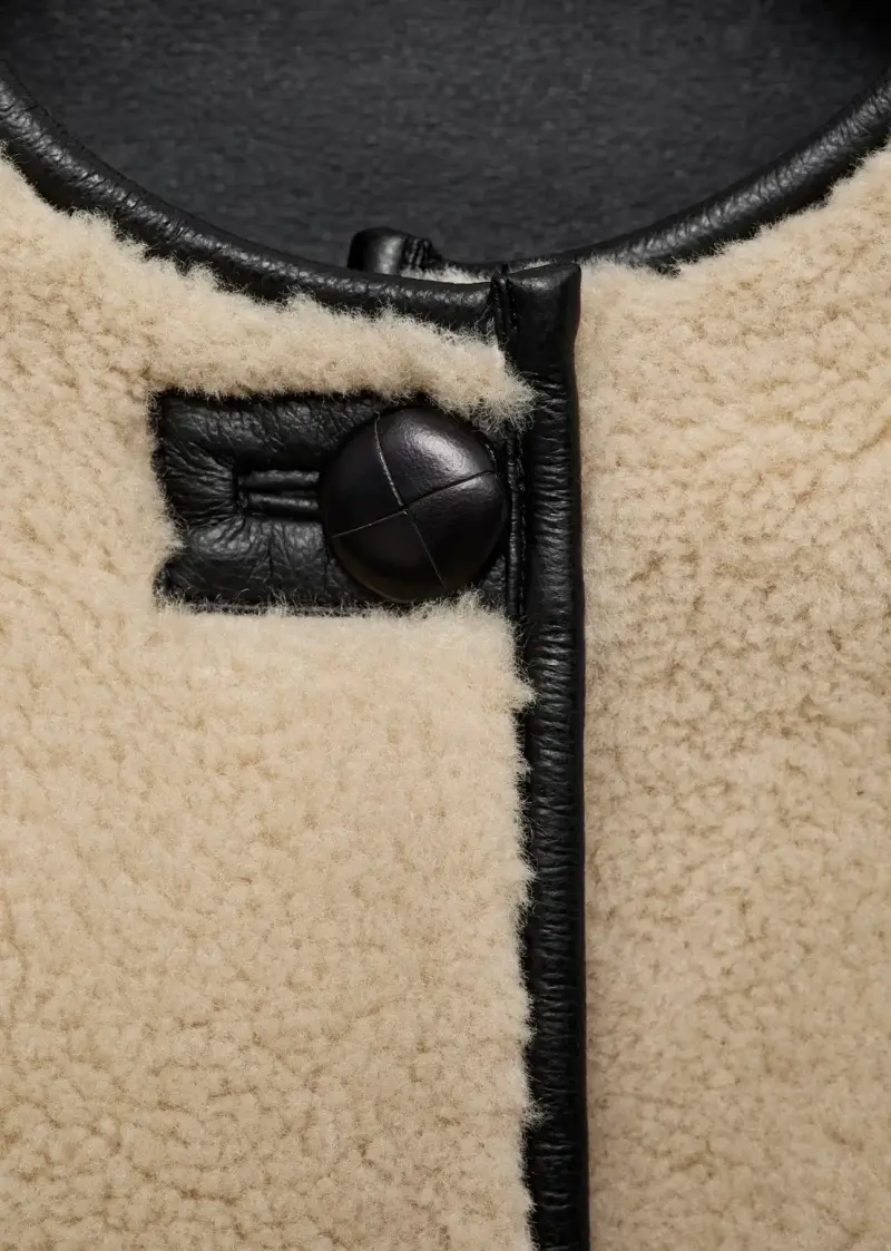 Chaqueta de lana beige con botones decorativos - 5