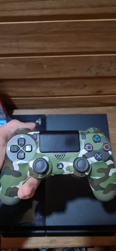 Consola PlayStation 4 con control camuflado - miniatura 2