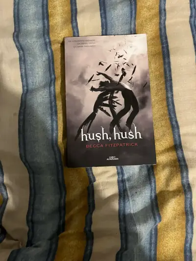Libro 'Hush, Hush' de Becca Fitzpatrick - miniatura 1