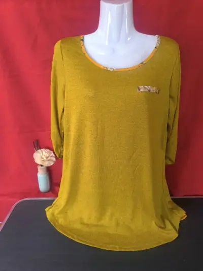 Blusas con detalle floral, con encaje. - miniatura 1