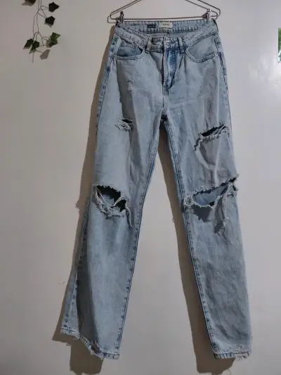 Jeans desgastados de mezclilla clara - miniatura 1