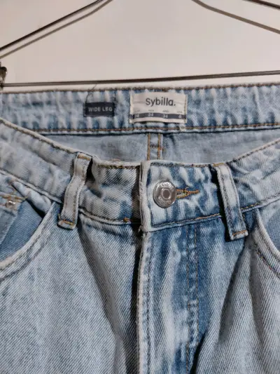 Jeans desgastados de mezclilla clara - miniatura 2