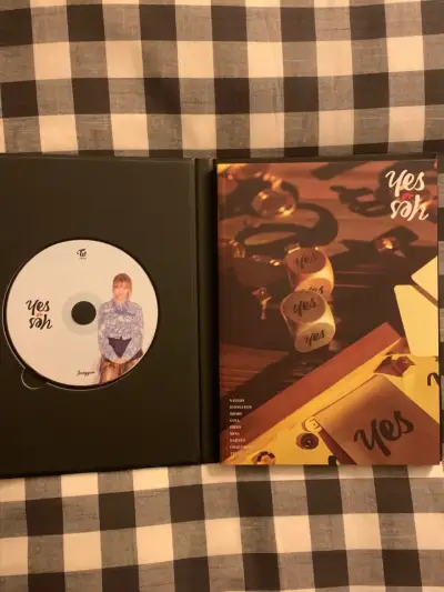 Álbum “Yes or Yes” de twice como nuevo. - miniatura 4