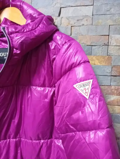 Chaqueta Guess morada con capucha - miniatura 2