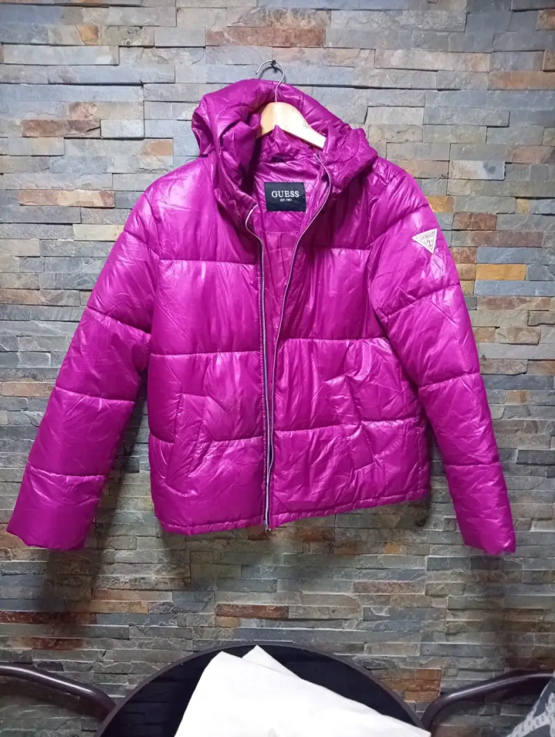Chaqueta Guess morada con capucha - 3
