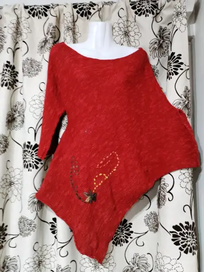 Suéter rojo con hombros descubiertos - miniatura 3