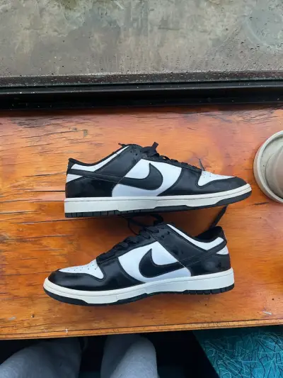Zapatillas deportivas blancas y negras - miniatura 1