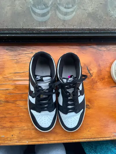 Zapatillas deportivas blancas y negras - miniatura 3