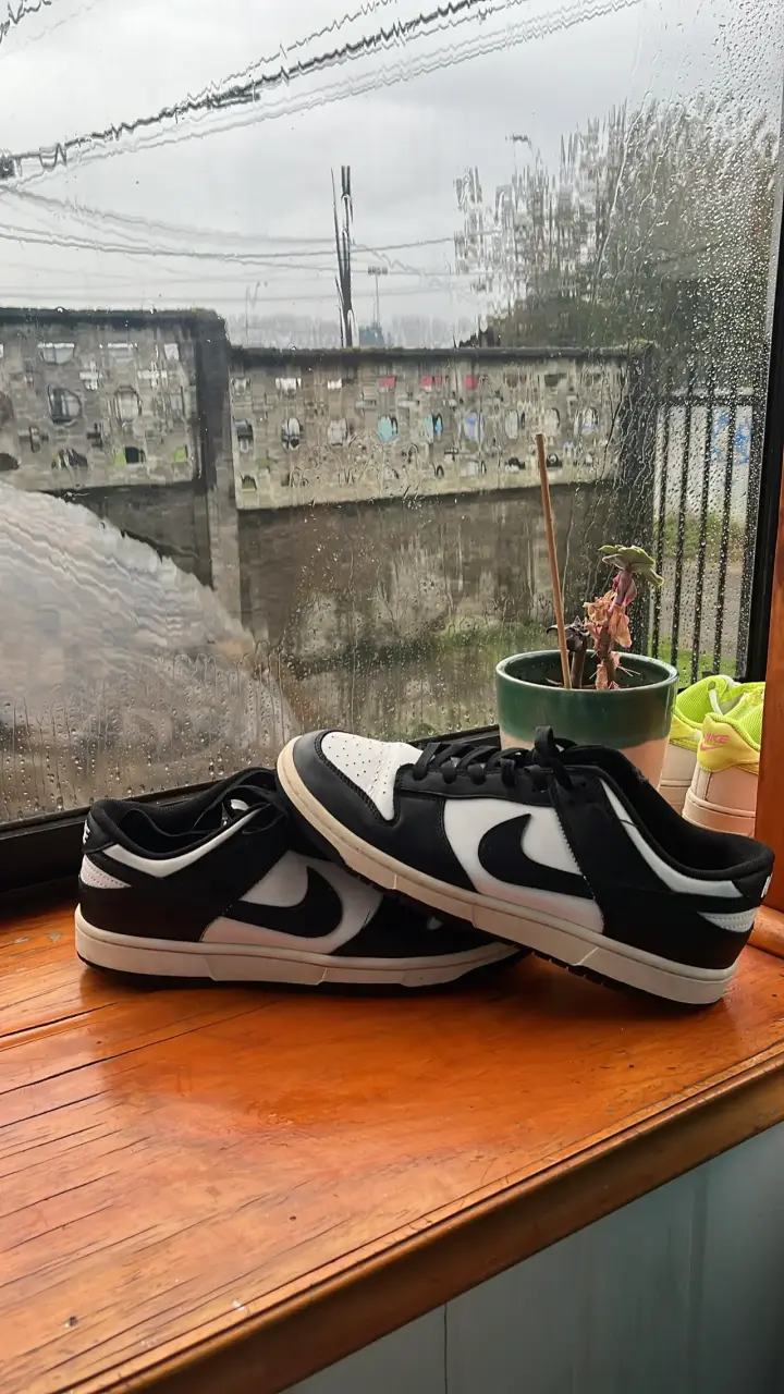 Zapatillas deportivas blancas y negras - 5