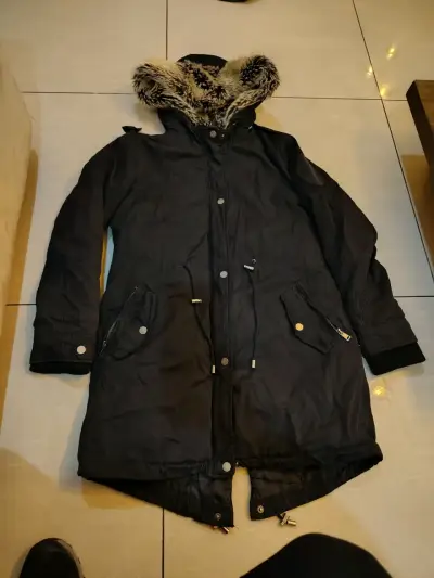 Parka negra con capucha de piel sintética - miniatura 1