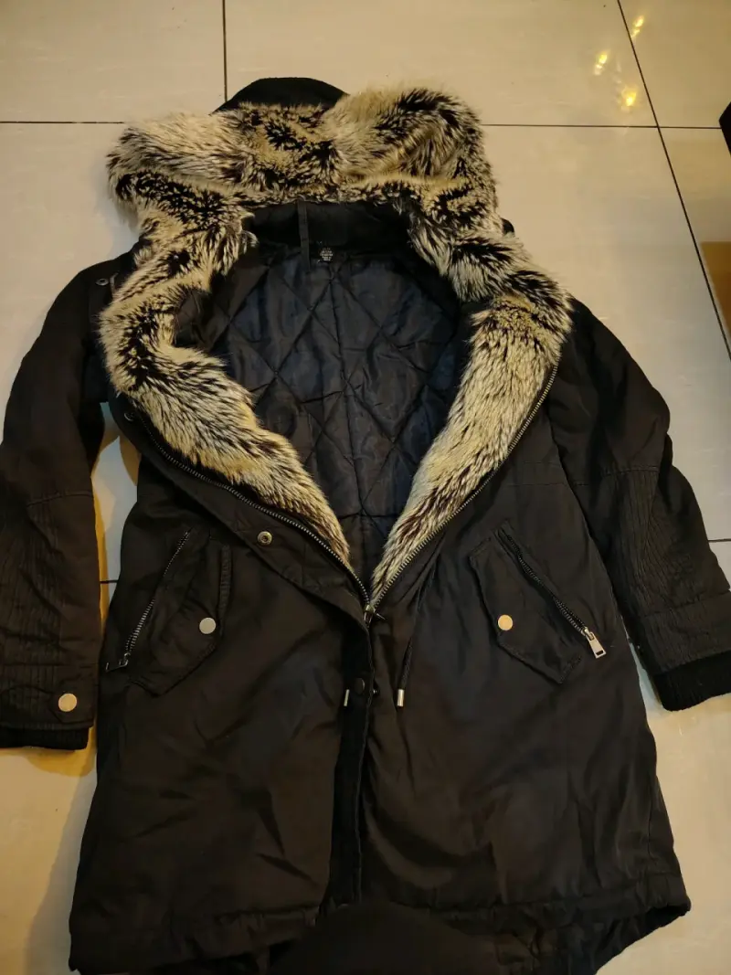 Parka negra con capucha de piel sintética - 2