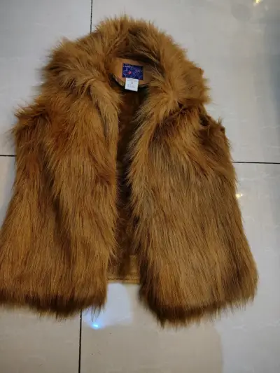 Parka negra con capucha de piel sintética - miniatura 3