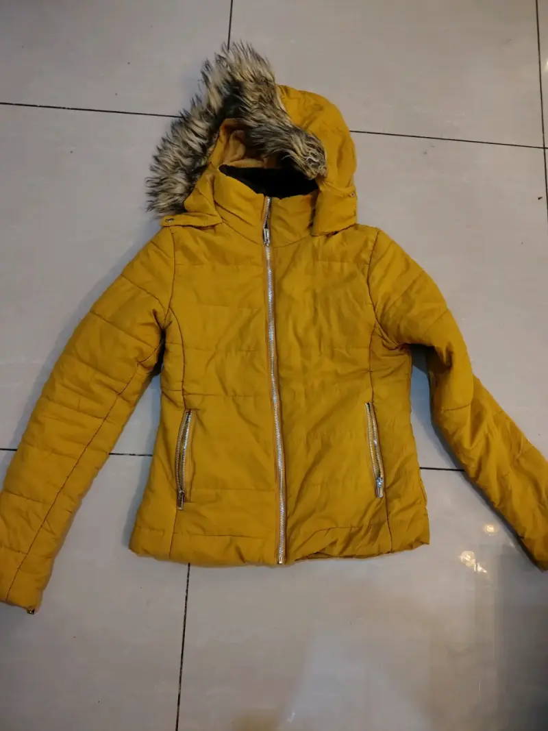Parka negra con capucha de piel sintética - 4