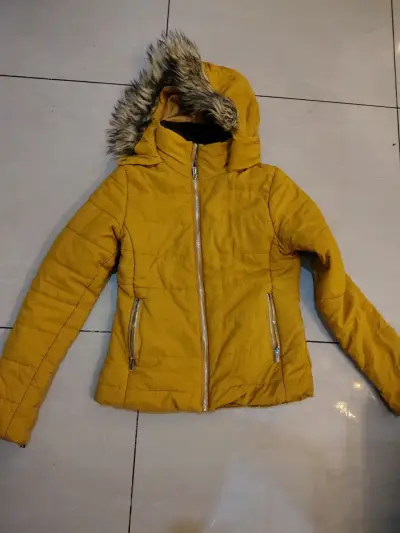 Parka negra con capucha de piel sintética - miniatura 4