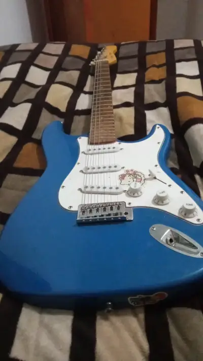Guitarra eléctrica azul estilo Stratocaster - miniatura 1