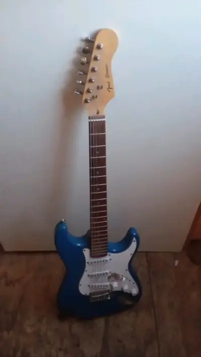 Guitarra eléctrica azul estilo Stratocaster - miniatura 2