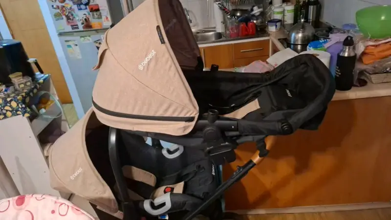 Coche de bebé Bebesit con capota beige - 2