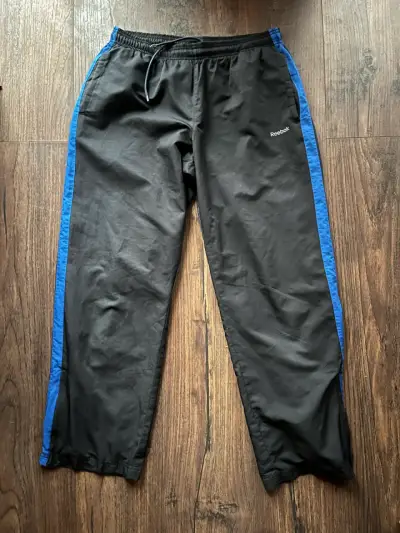 Pantalones deportivos Reebok negros con franjas azules - miniatura 1