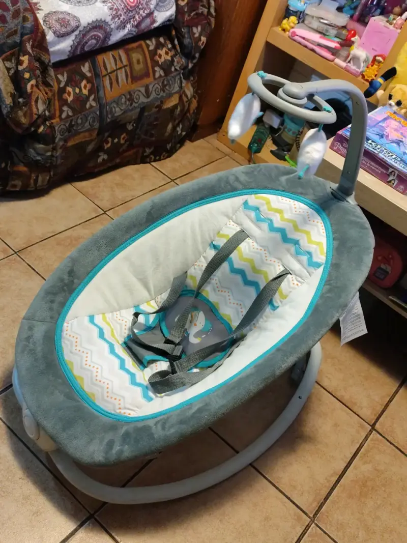 Silla mecedora para bebé con juguetes - 1