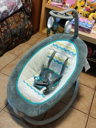 Silla mecedora para bebé con juguetes - miniatura 2