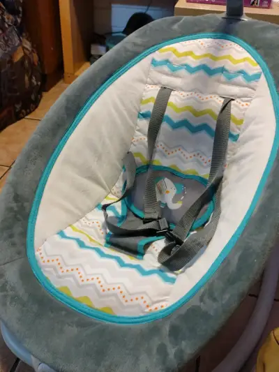 Silla mecedora para bebé con juguetes - miniatura 3