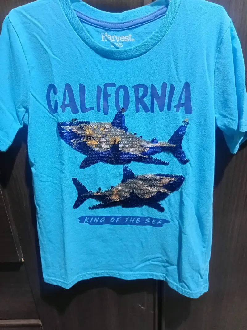 Polera azul con diseño de tiburones