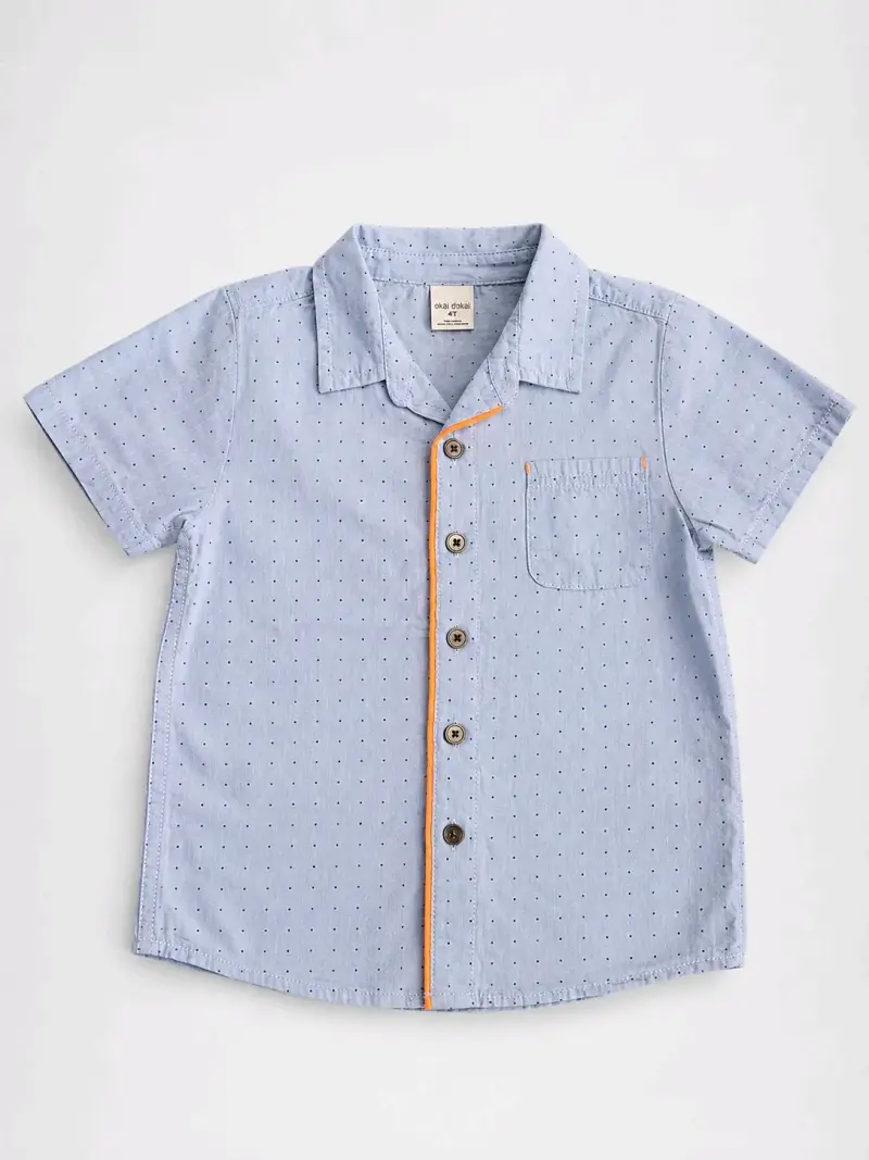 Camisa azul de niño con diseño de puntos