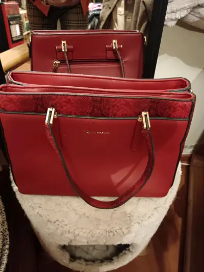 Cartera roja elegante con detalles dorados - miniatura 1