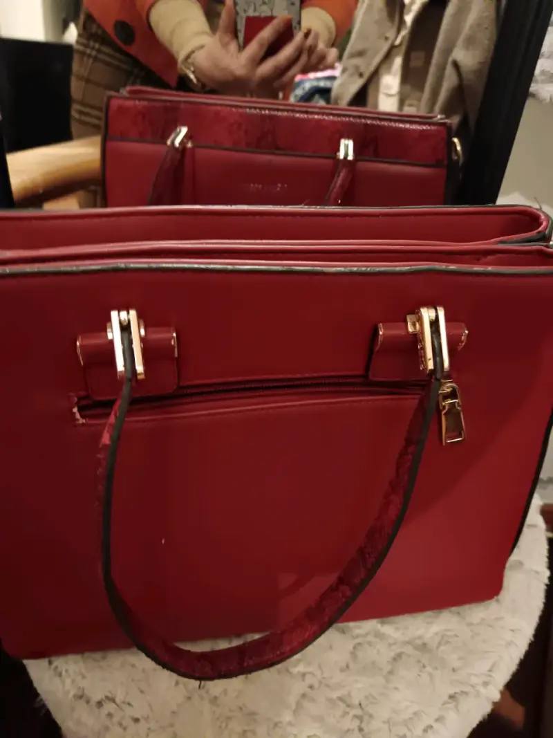 Cartera roja elegante con detalles dorados - 2