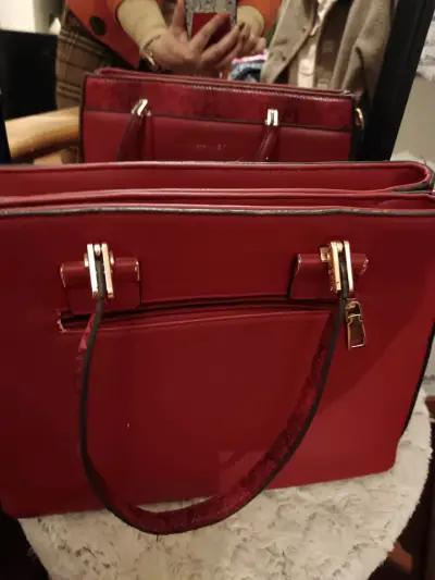 Cartera roja elegante con detalles dorados - miniatura 2