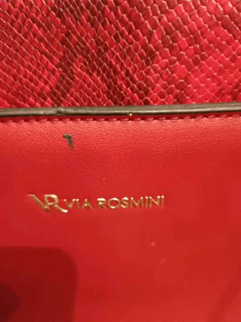 Cartera roja elegante con detalles dorados - 3