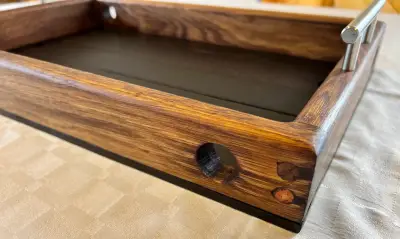 Bandeja de madera rústica con asas metálicas - miniatura 1