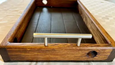 Bandeja de madera rústica con asas metálicas - miniatura 2