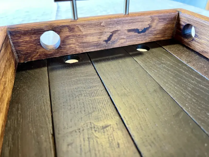 Bandeja de madera rústica con asas metálicas - 3