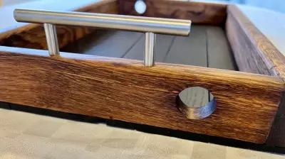 Bandeja de madera rústica con asas metálicas - miniatura 4