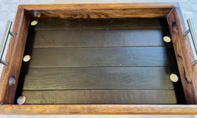Bandeja de madera rústica con asas metálicas - miniatura 5