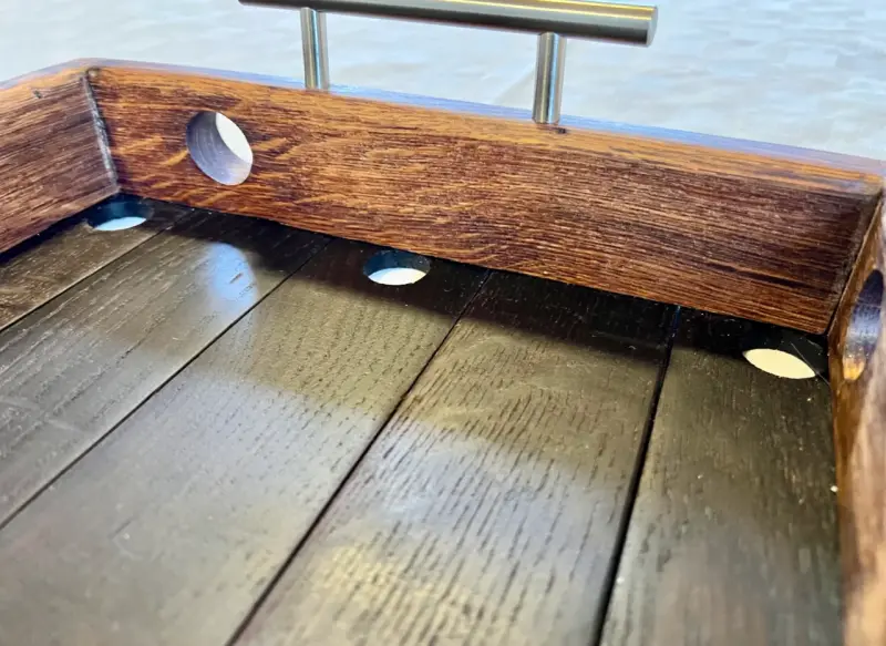 Bandeja de madera rústica con asas metálicas - 6