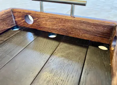 Bandeja de madera rústica con asas metálicas - miniatura 6