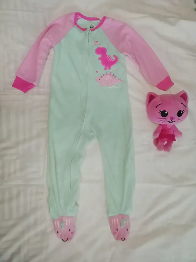 Pijama enterizo infantil con dinosaurios