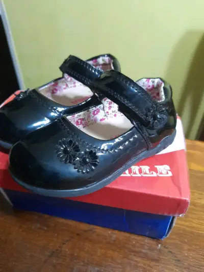 Zapatos de charol para niña con flores - miniatura 1