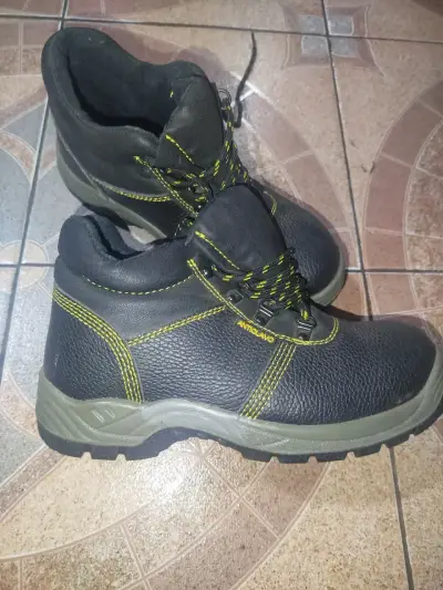 Zapatos de seguridad negras con costuras amarillas - miniatura 1