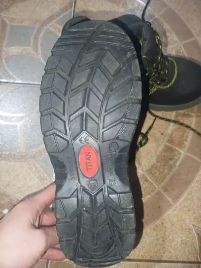 Zapatos de seguridad negras con costuras amarillas - miniatura 2