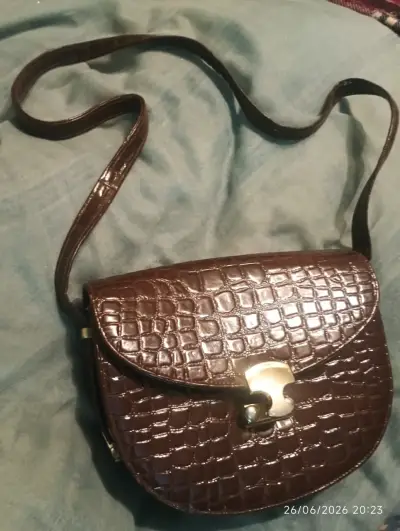Cartera de cuero marrón con diseño croco - miniatura 1